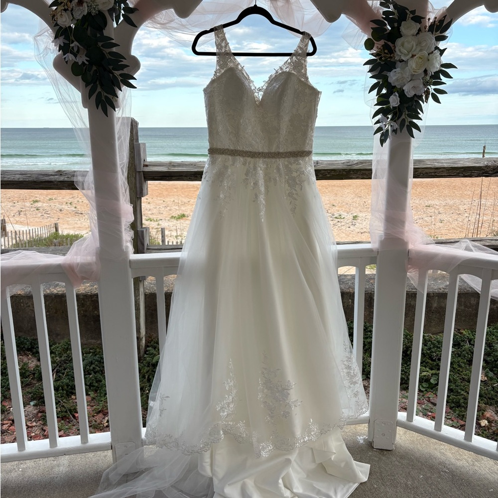 Chic Ivory Lace Bridal Gown